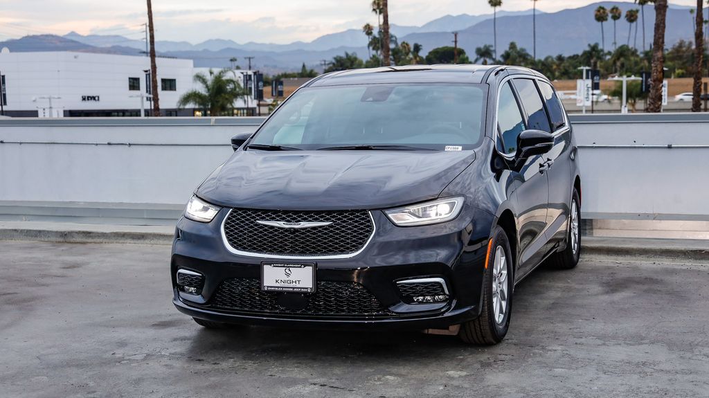 2026 Chrysler Pacifica photo 4