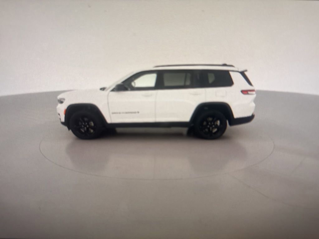 2023 Jeep Grand Cherokee Altitude photo 3