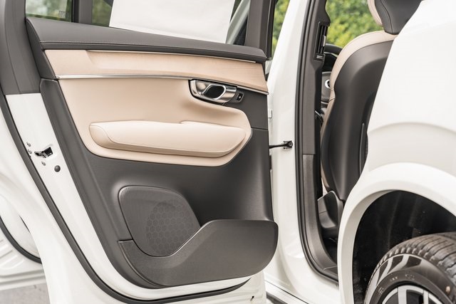 2026 Volvo XC90 T8 Plus photo 27