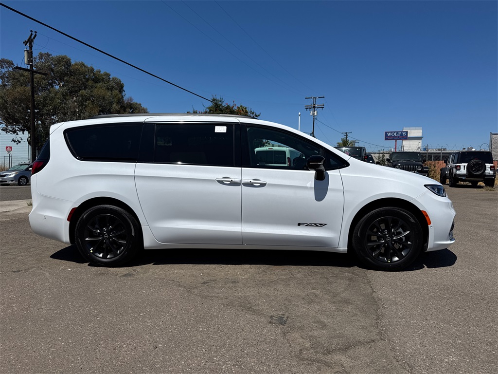2025 Chrysler Pacifica photo 4