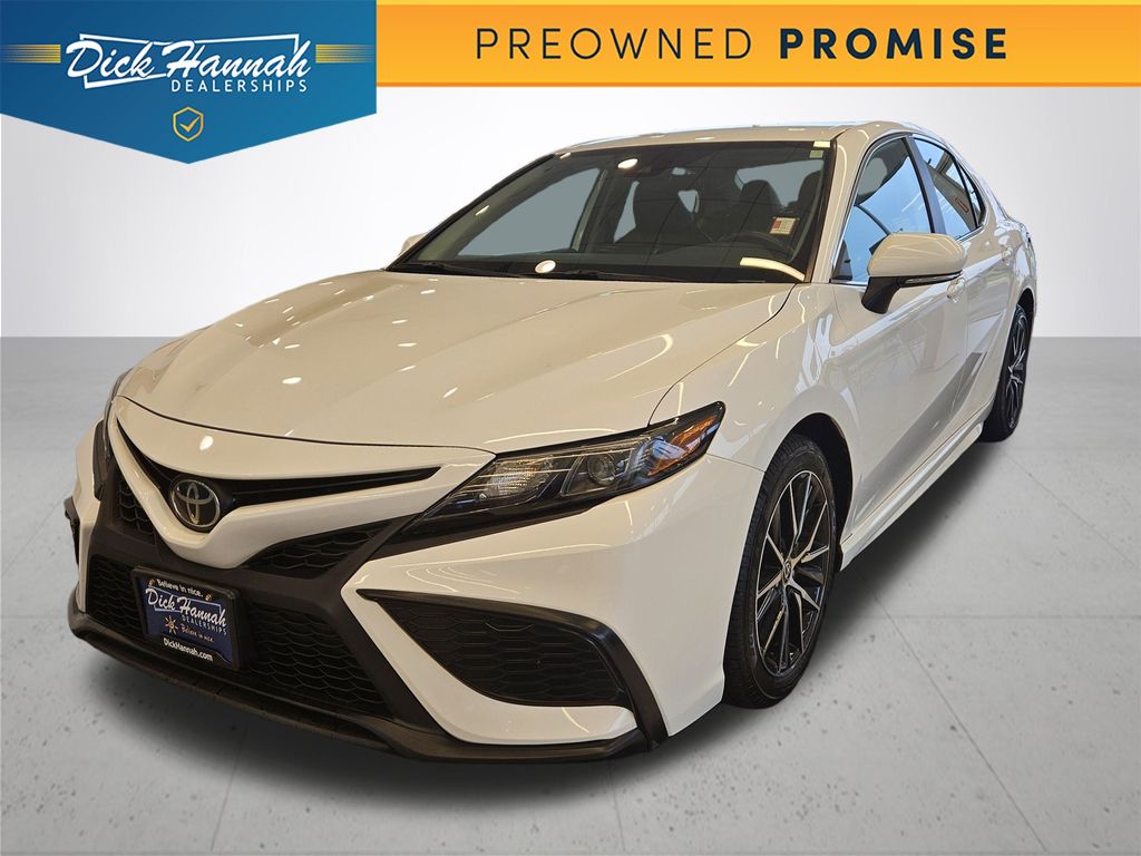 2022 Toyota Camry SE's photo