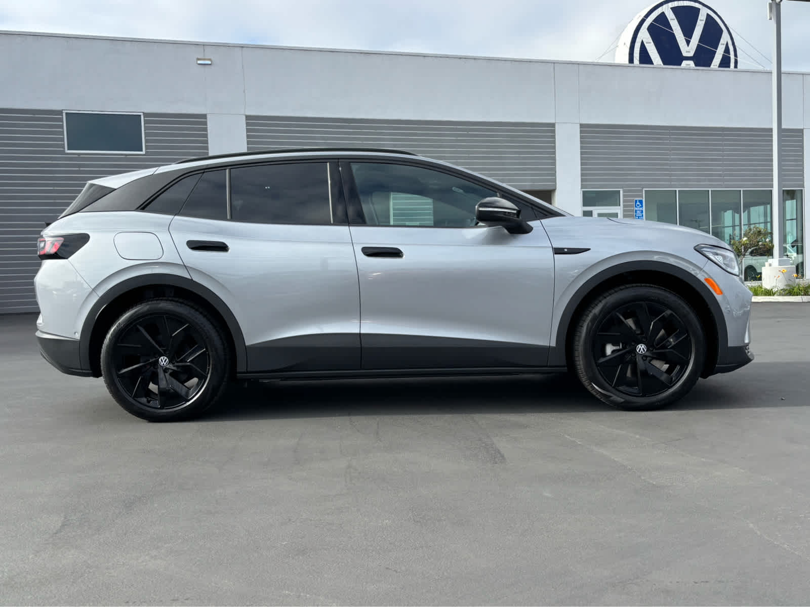 2025 Volkswagen ID.4 Pro S photo 2