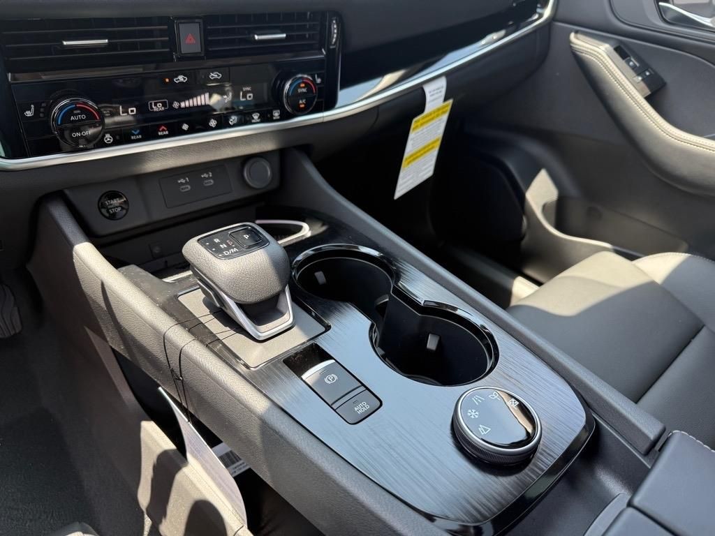 2025 Nissan Rogue SL photo 5