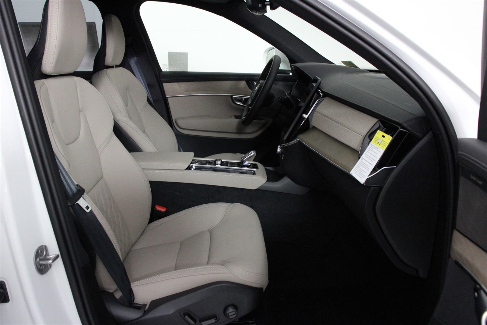 2026 Volvo XC90 T8 Plus photo 5