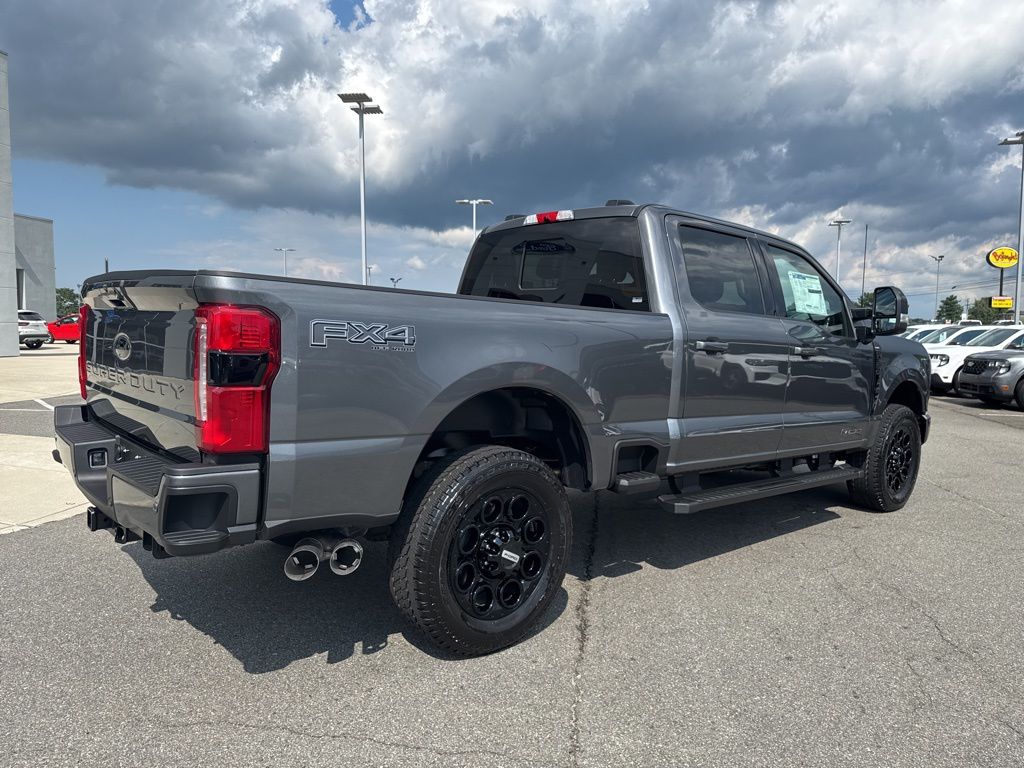 2025 Ford F-350 Lariat photo 3