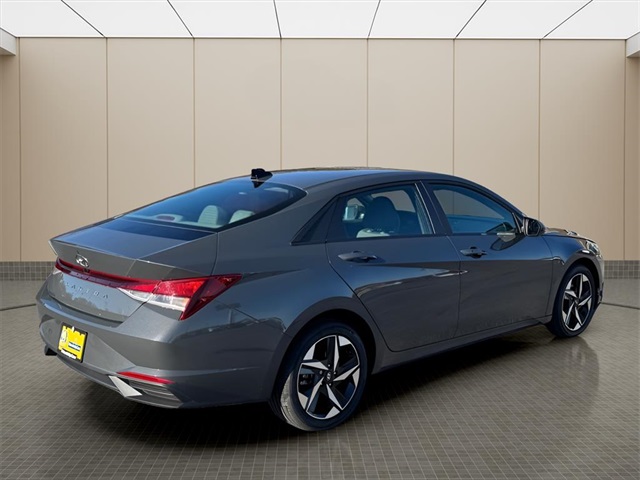 2023 Hyundai Elantra SEL photo 3