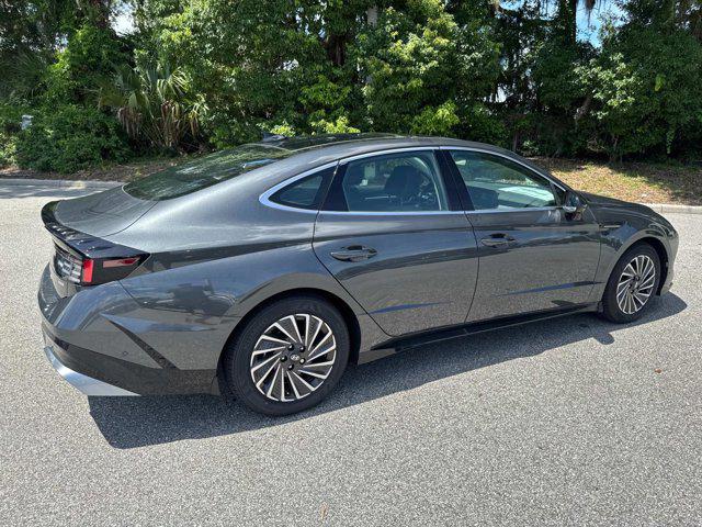 2025 Hyundai Sonata Hybrid Limited photo 2