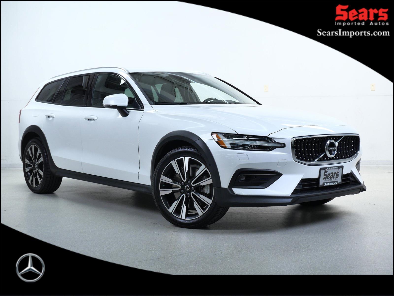 2022 Volvo V60 Cross Country Base's photo