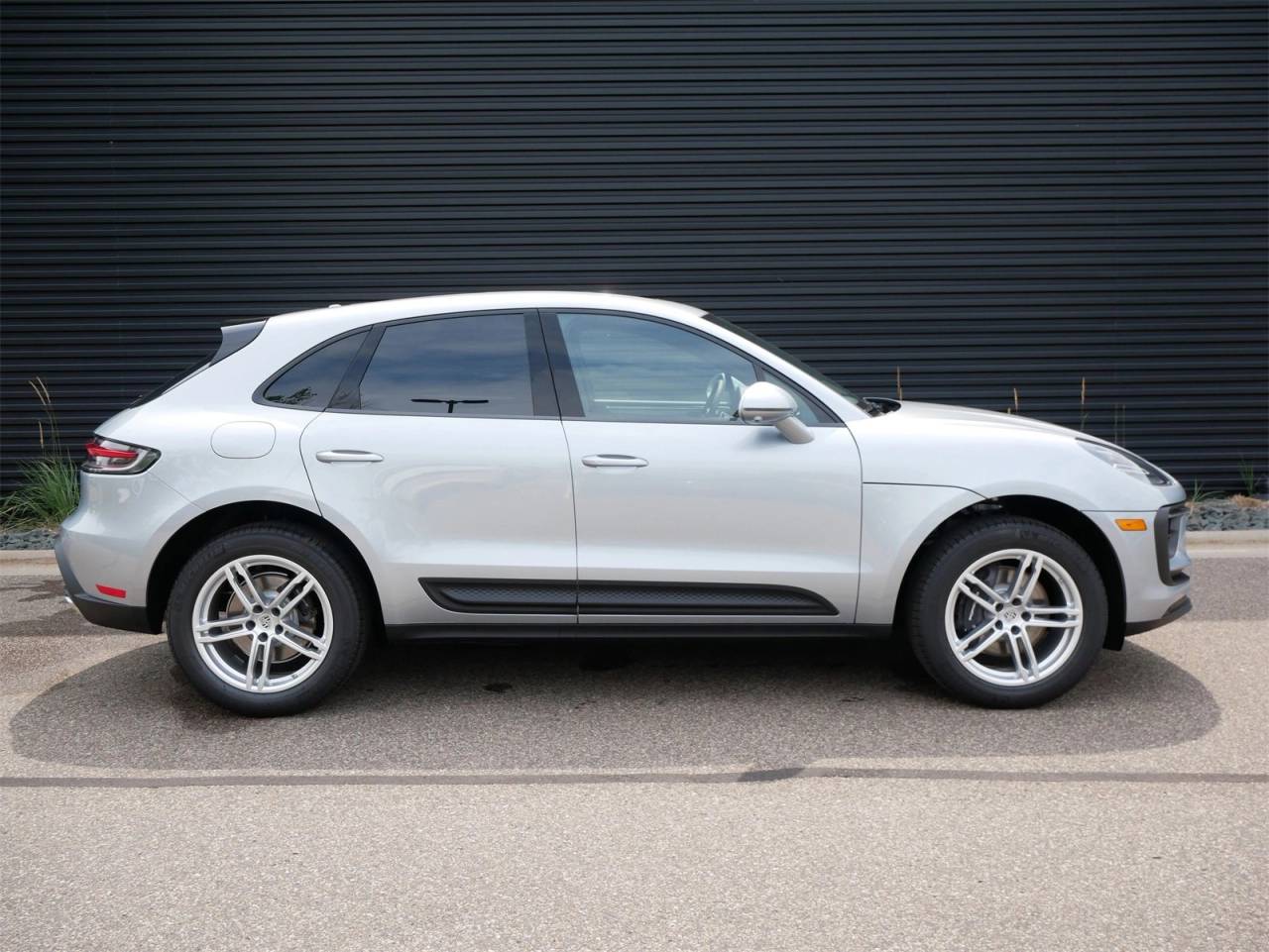 2025 Porsche Macan Base photo 27