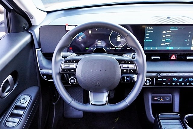 Used 2025 White Hyundai SEL image 18