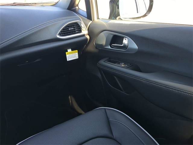 2026 Chrysler Pacifica Limited photo 15