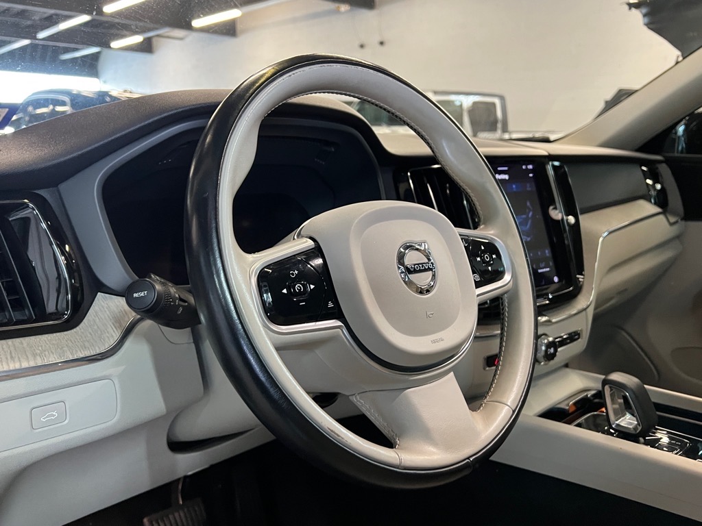 2023 Volvo XC60 B5 Plus photo 7