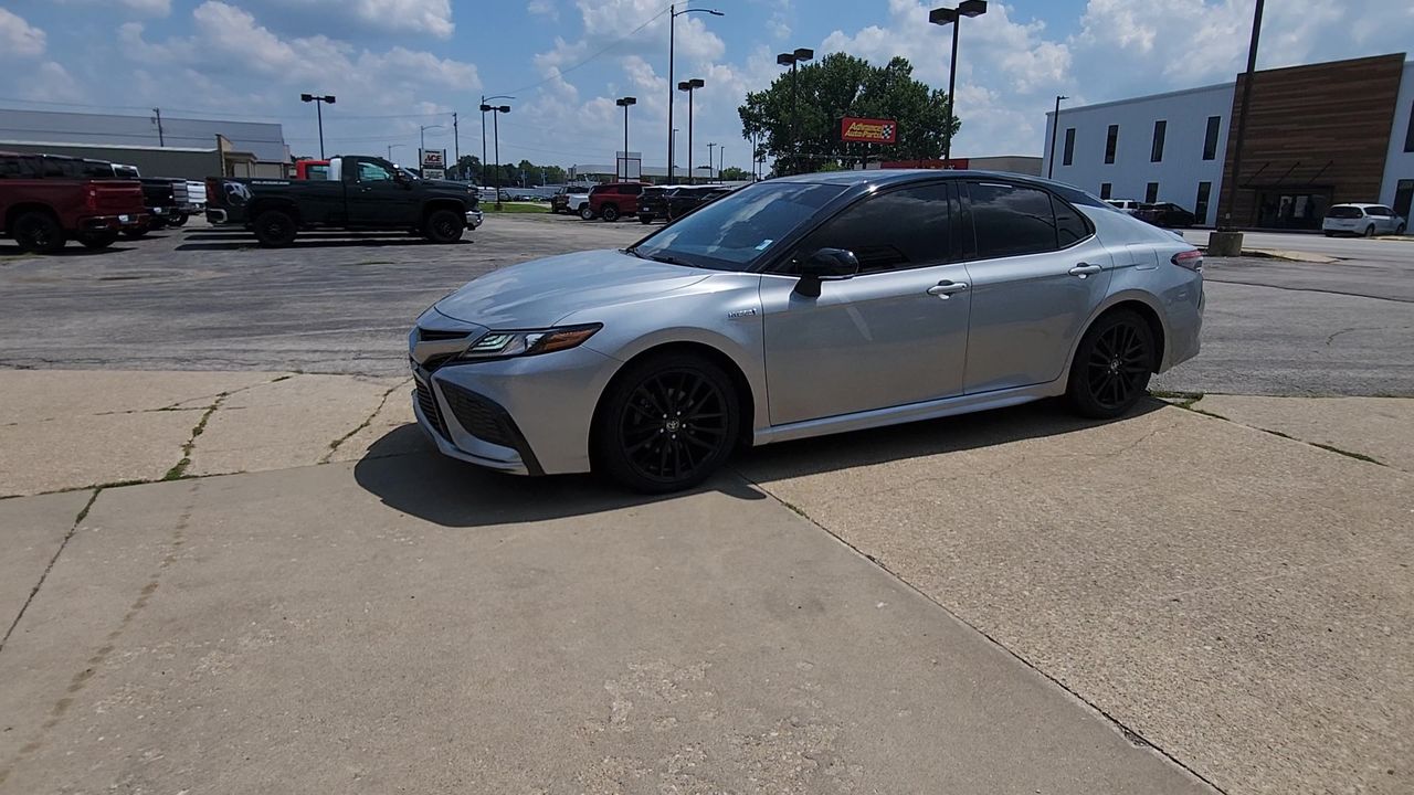 2021 Toyota Camry Hybrid XSE photo 4