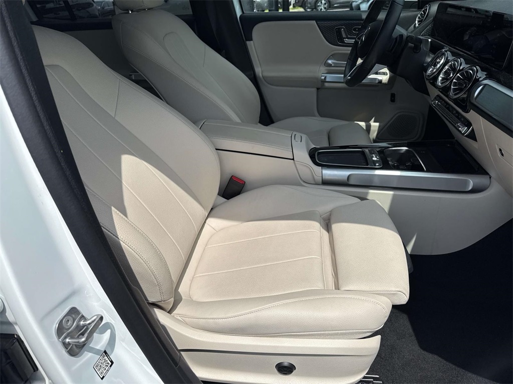 2025 Mercedes Benz GLB 250 photo 9