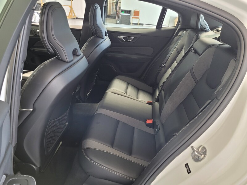 2024 Volvo S60 B5 Plus Black Edition photo 5
