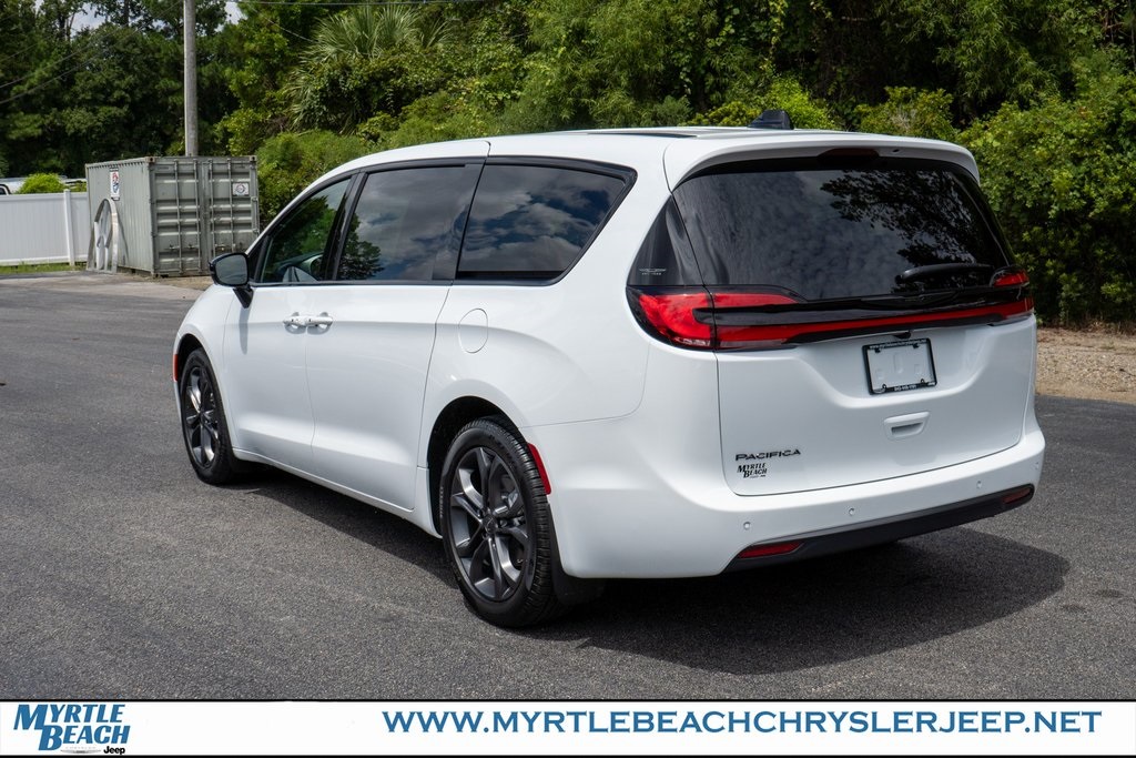 2026 Chrysler Pacifica photo 3