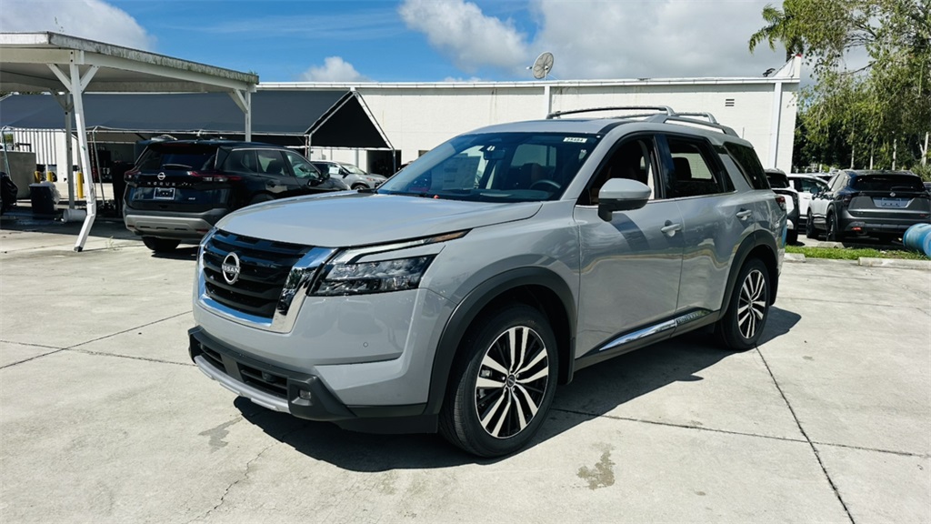 2025 Nissan Pathfinder Platinum photo 2