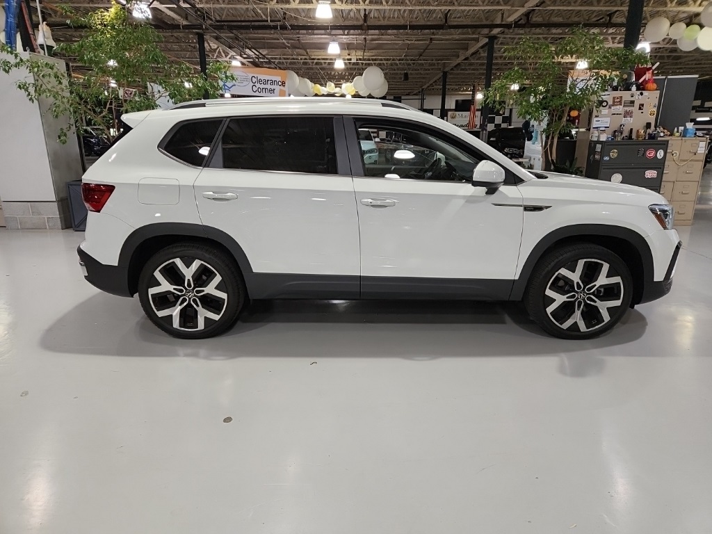 2022 Volkswagen Taos SEL photo 4