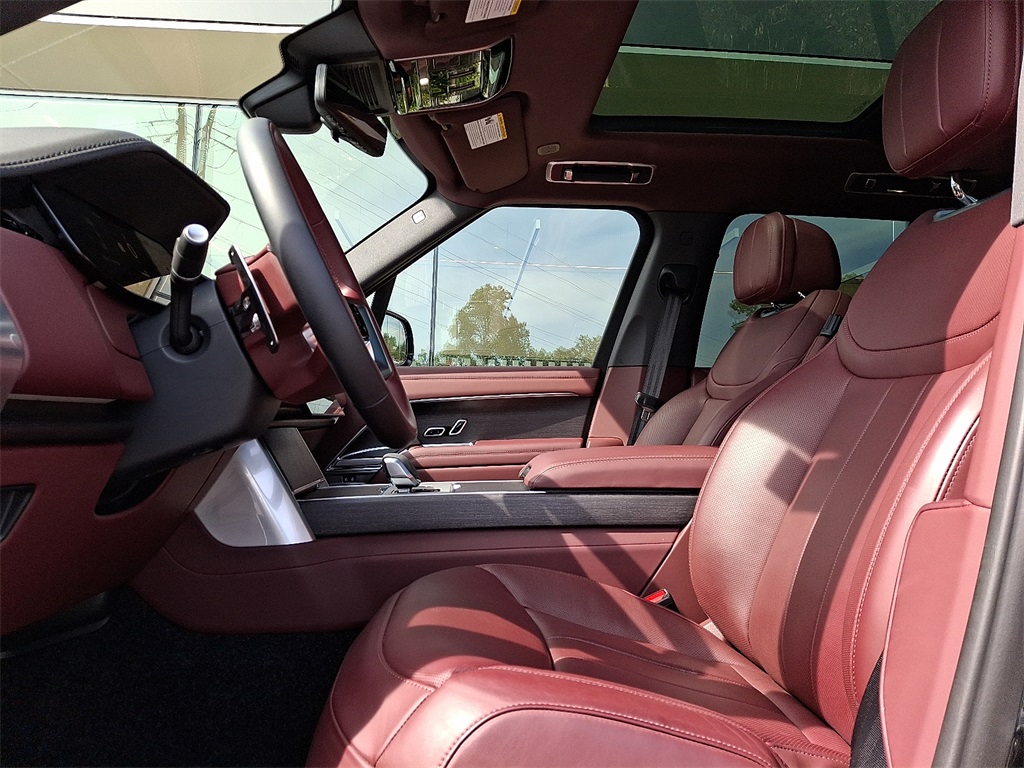 2025 Land Rover Range Rover SE photo 10