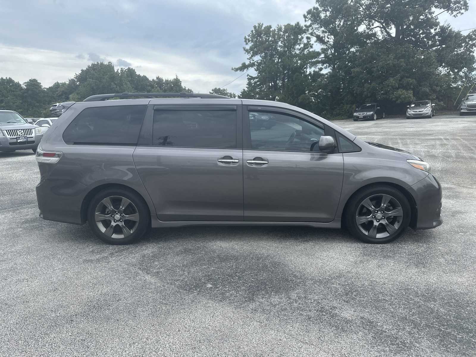 2016 Toyota Sienna SE Premium photo 3