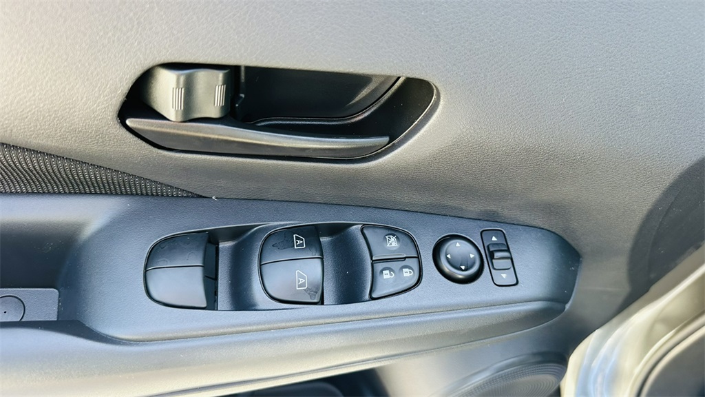 2025 Nissan Kicks Play S photo 11