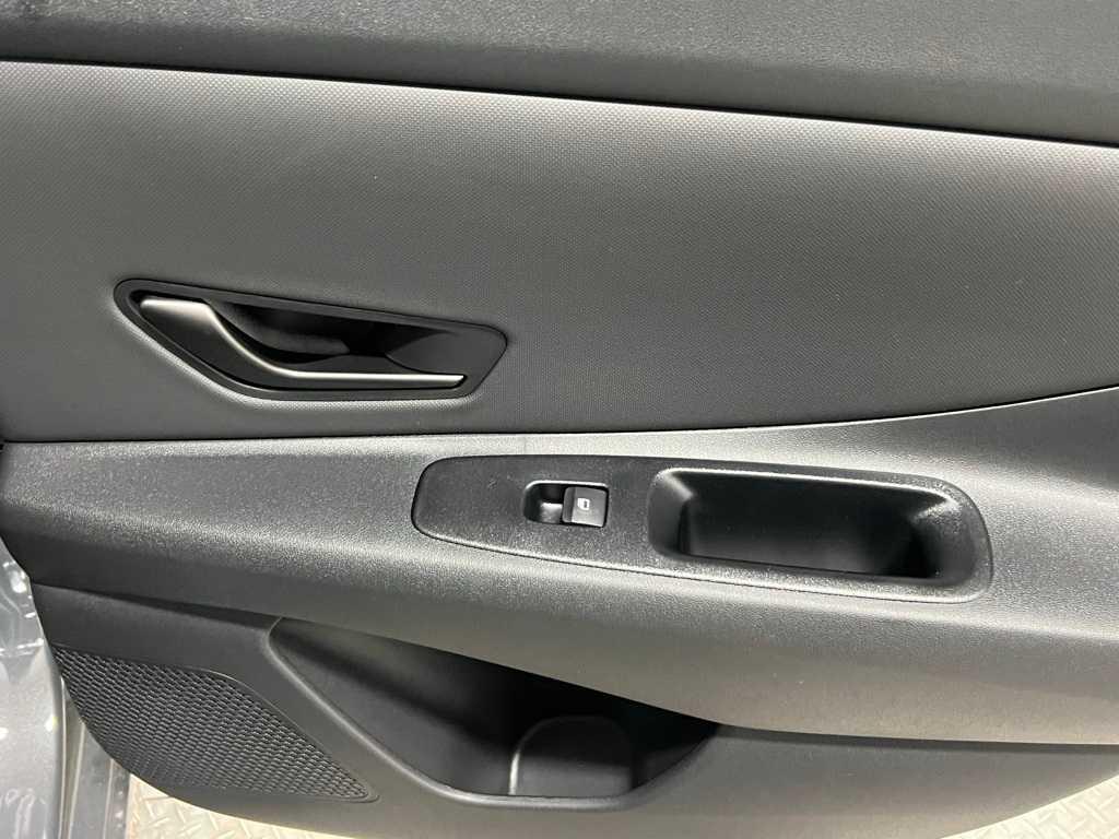 2025 Hyundai Elantra SEL Sport photo 20