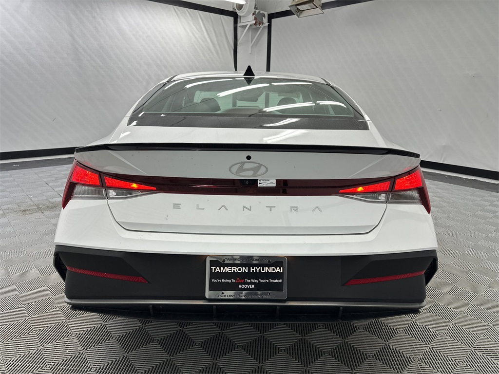 2025 Hyundai Elantra SEL Sport photo 4