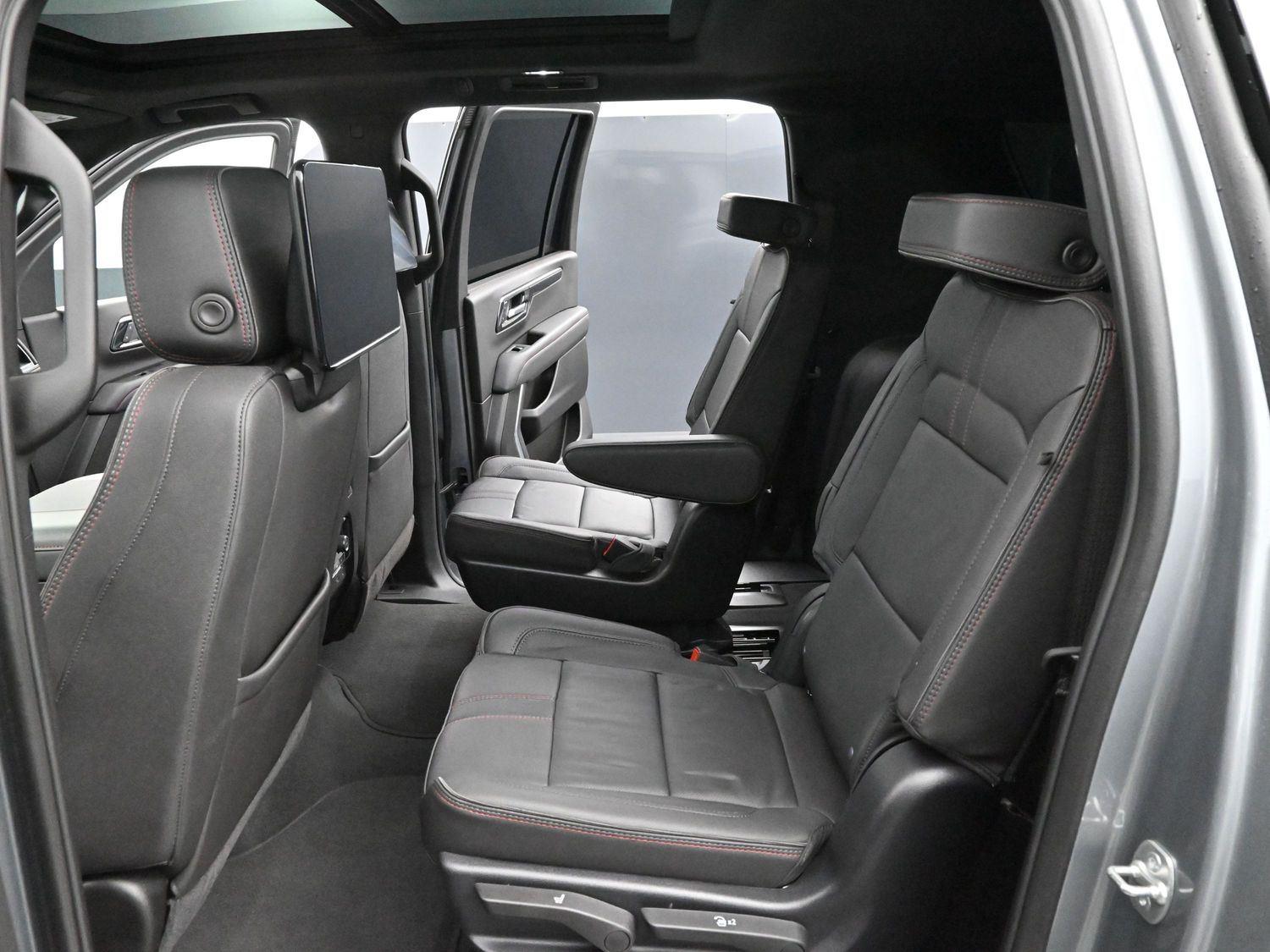 2025 Chevrolet Suburban RST photo 31