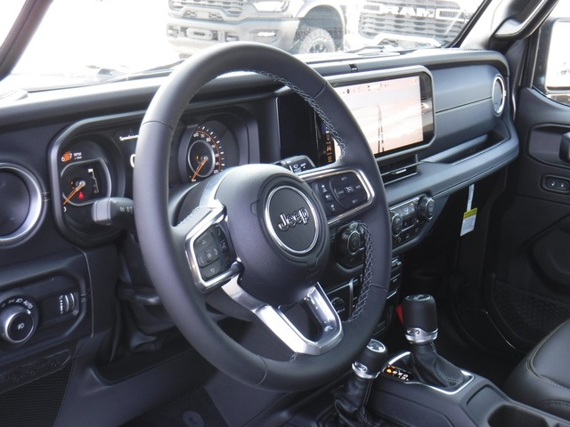 2025 Jeep Wrangler Sahara photo 14