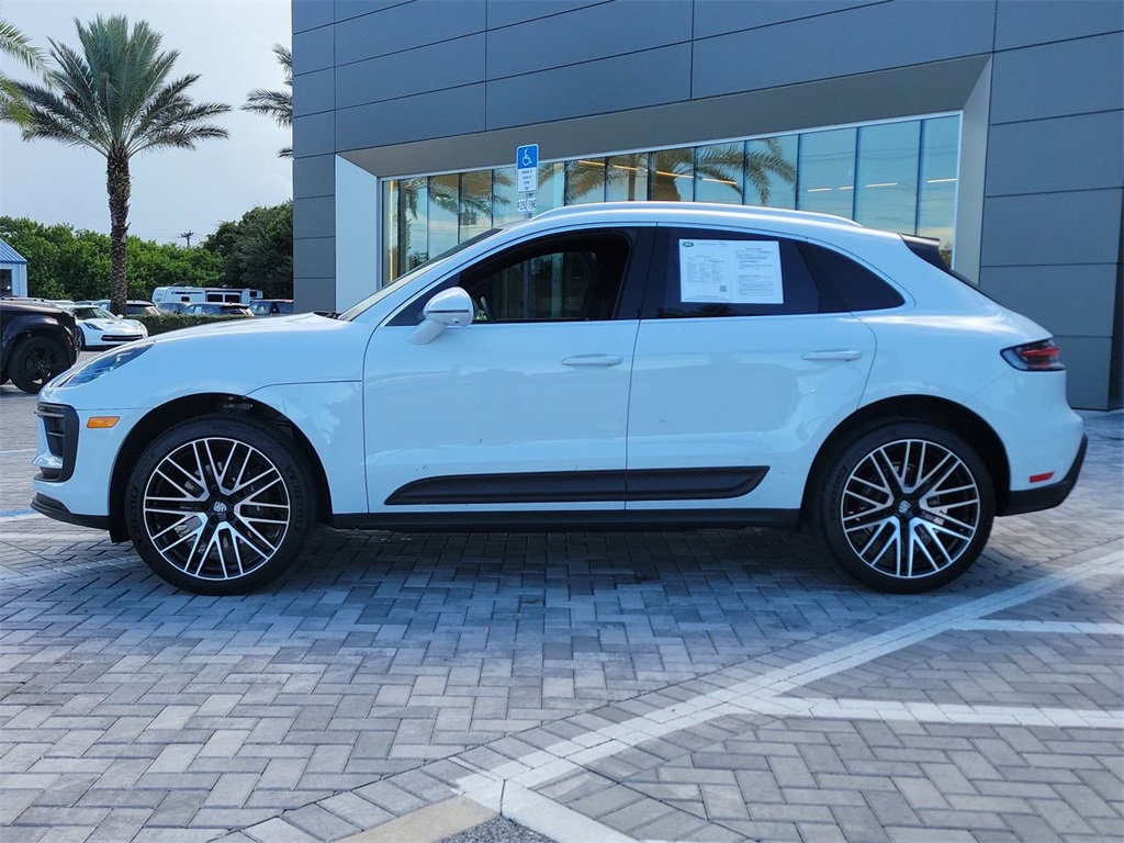 2024 Porsche Macan T photo 2