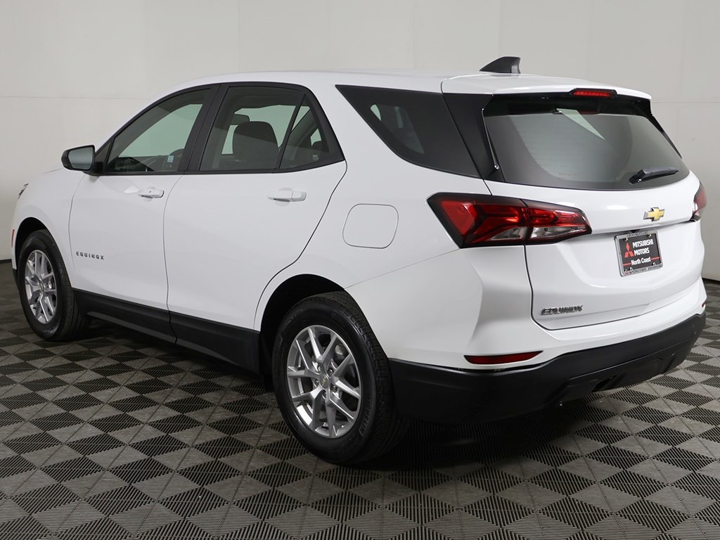 2023 Chevrolet Equinox LS photo 2
