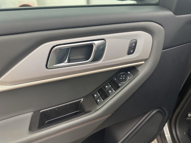 2025 Ford Explorer photo 10