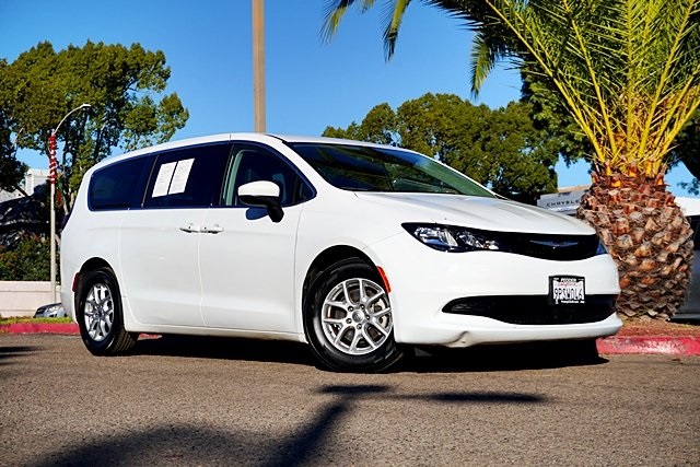 PRE-OWNED 2022 CHRYSLER VOYAGER LX's photo