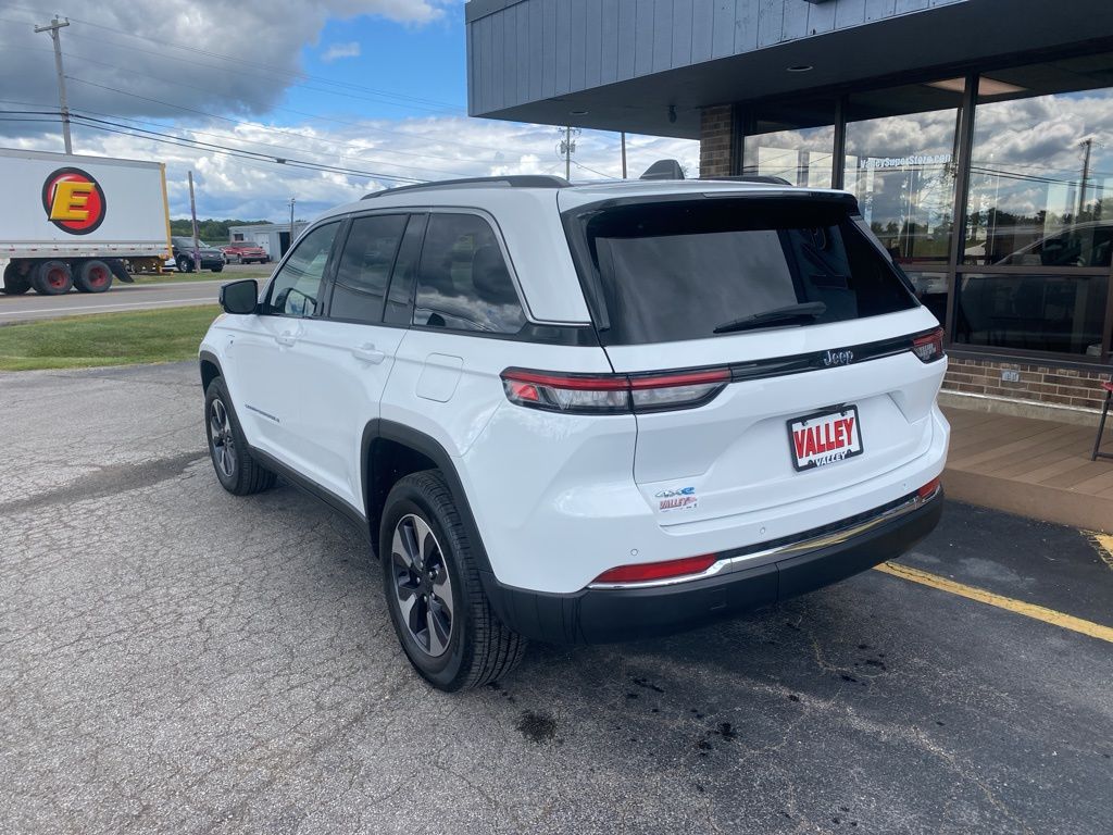 2023 Jeep Cherokee Base photo 4