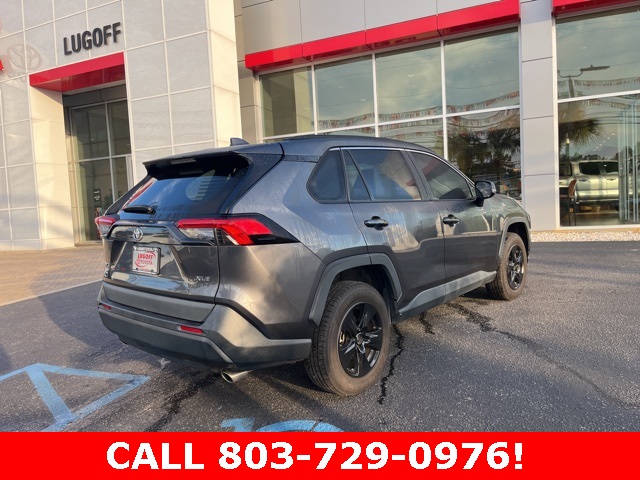 2021 Toyota RAV4 XLE photo 2