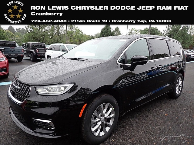 2026 Chrysler Pacifica Select's photo