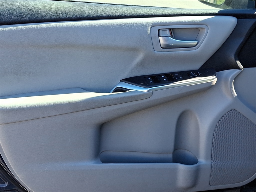 2016 Toyota Camry LE photo 11