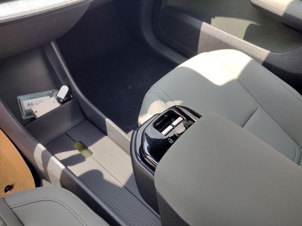 2025 VOLVO EX30 - Image 13