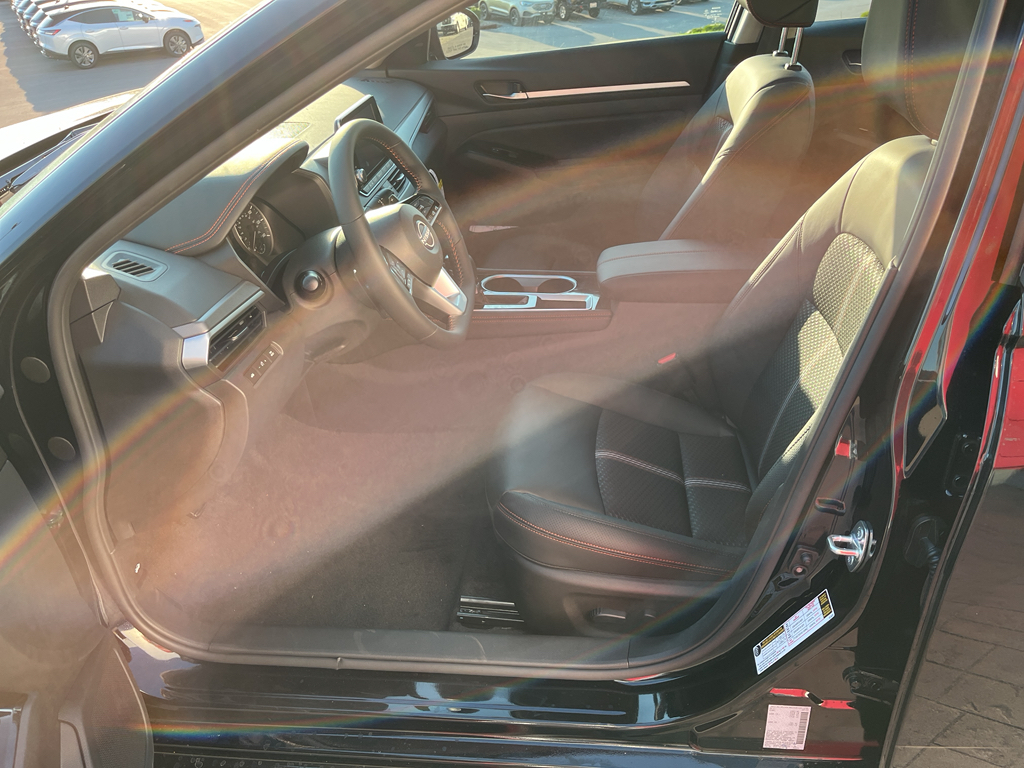 2025 Nissan Altima SR photo 5
