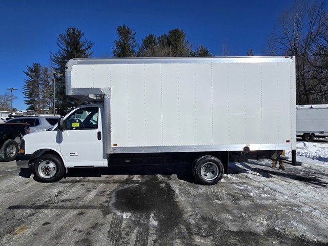 2024 Chevrolet Express Cutaway photo 4