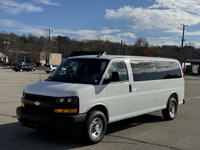 2025 Chevrolet Express Passenger LS's photo