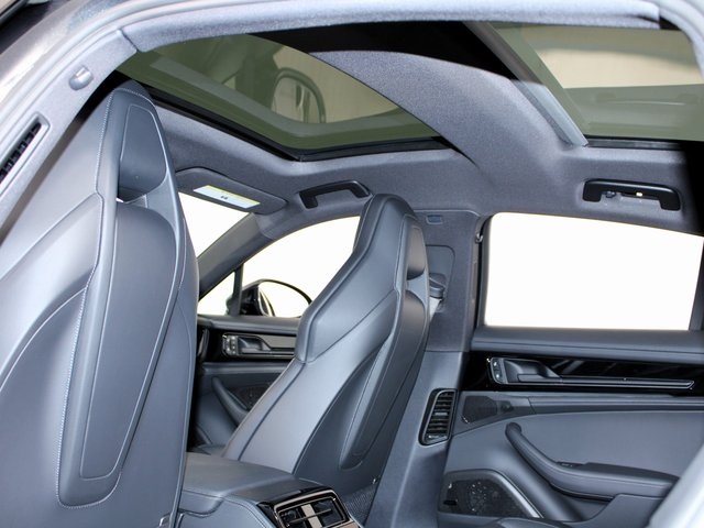 2025 Porsche Panamera 4 photo 21