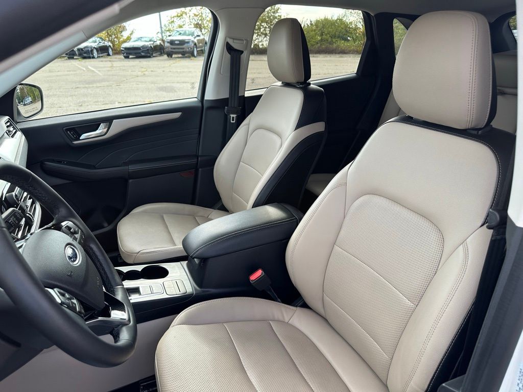 2022 Ford Escape SEL photo 9
