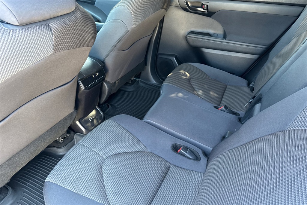 2024 Toyota Highlander LE photo 12