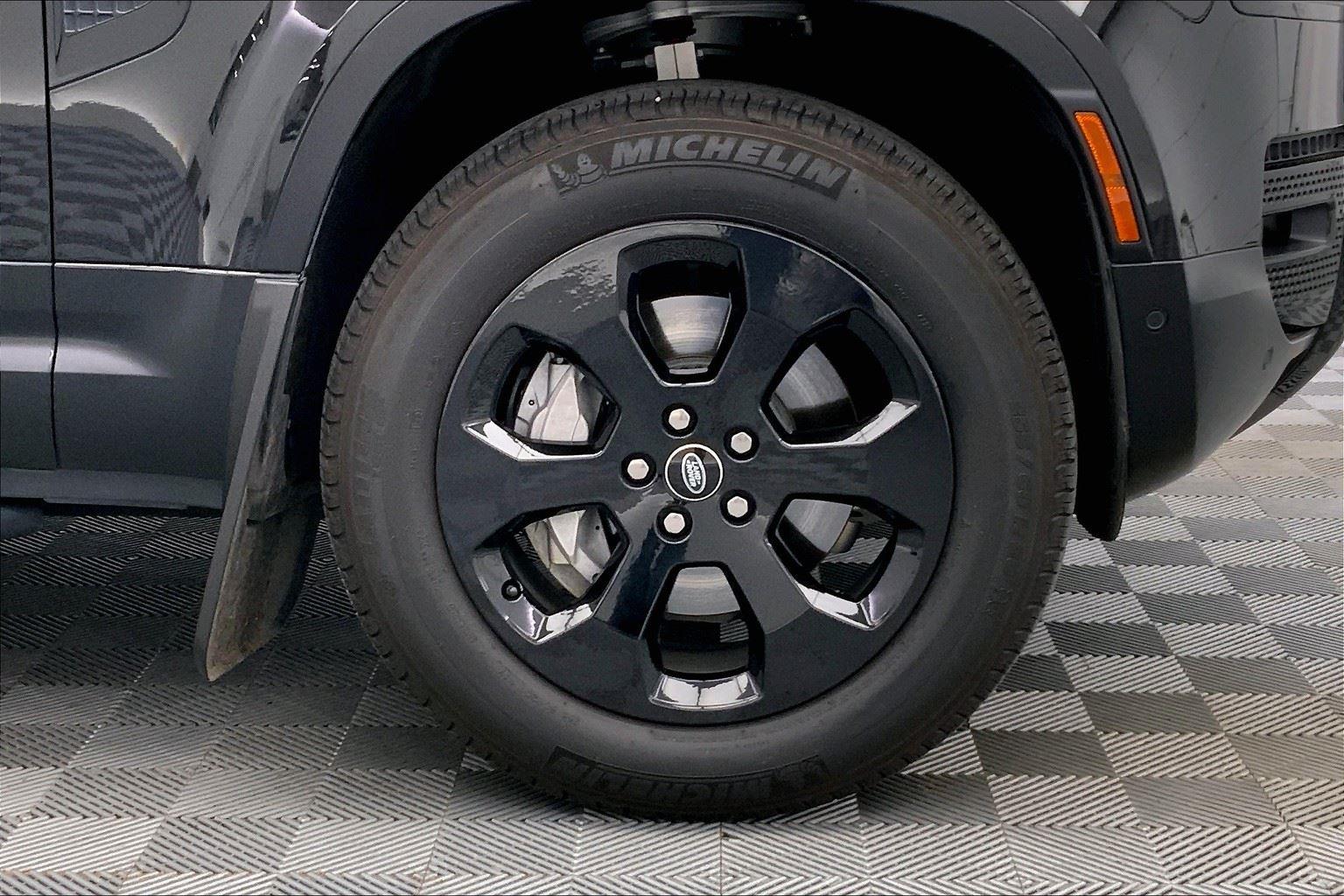 2024 Land Rover Defender X-Dynamic SE photo 4