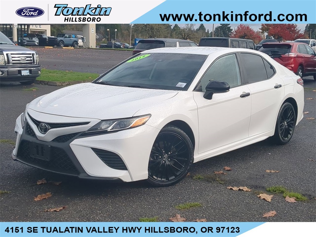 2019 Toyota Camry SE's photo