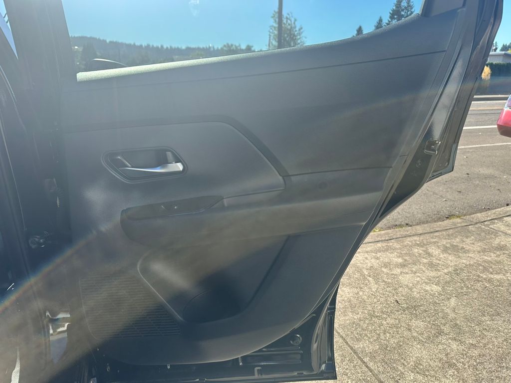 2025 Nissan Kicks SV photo 26