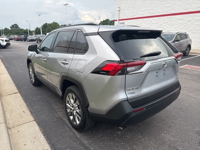 2019 Toyota RAV4 XLE Premium photo 5