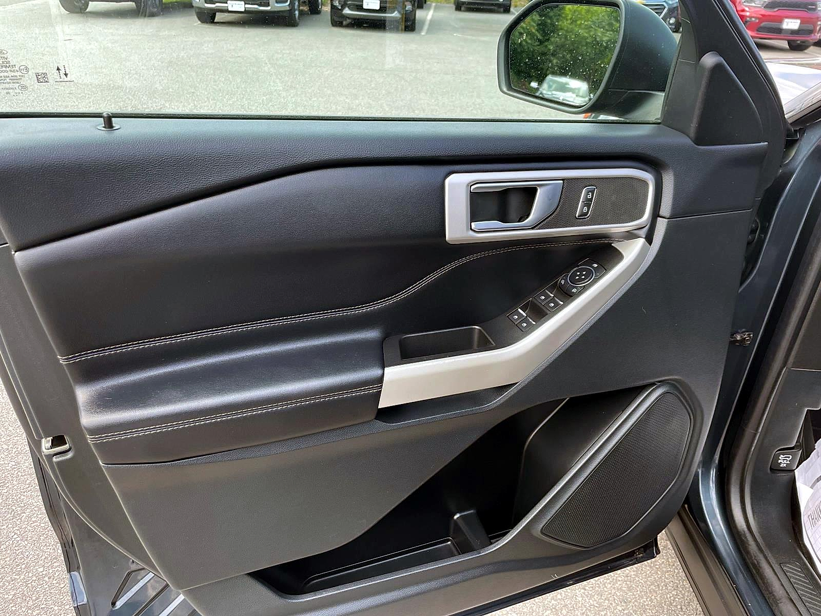 2022 Ford Explorer XLT photo 3