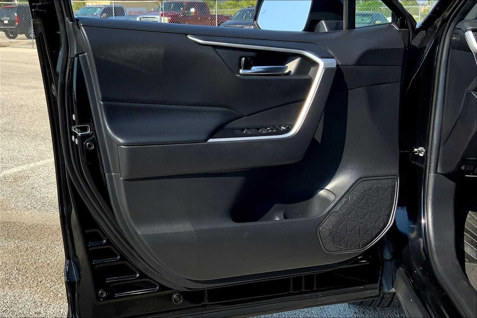 2021 Toyota RAV4 XLE photo 18